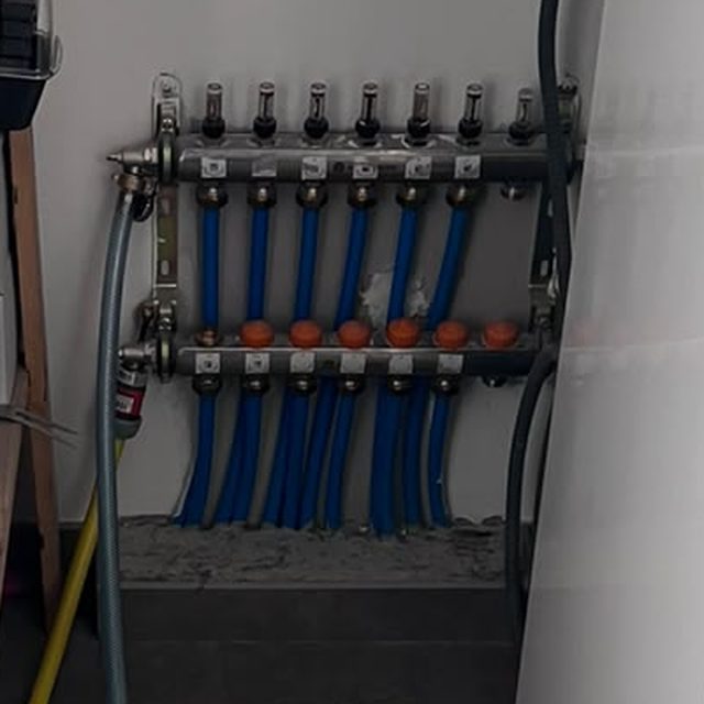 Collecteur de plancher chauffant raccordé pour le désembouage