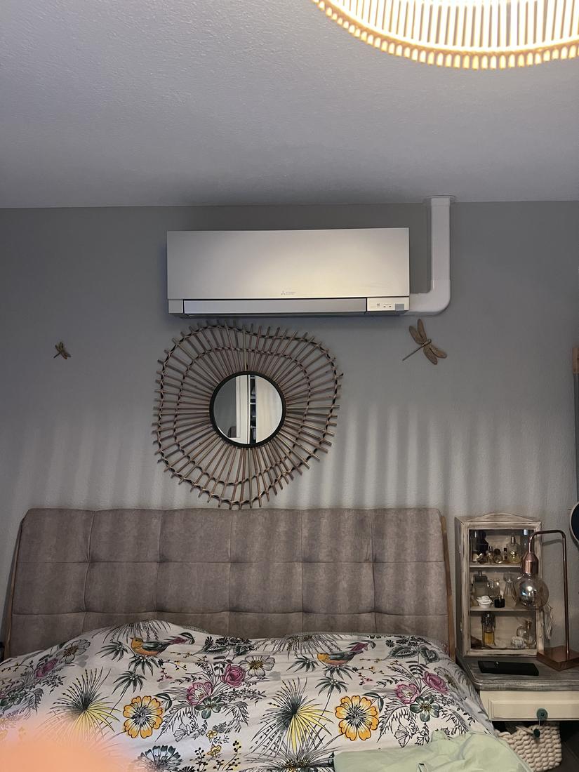 Unité murale installée dans une chambre, à l'opposé du lit