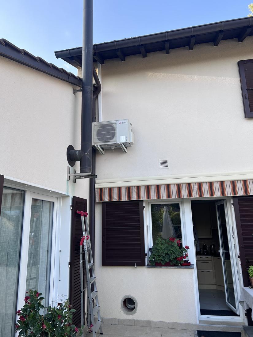 Groupe extérieur fixé en applique murale sur consoles acier