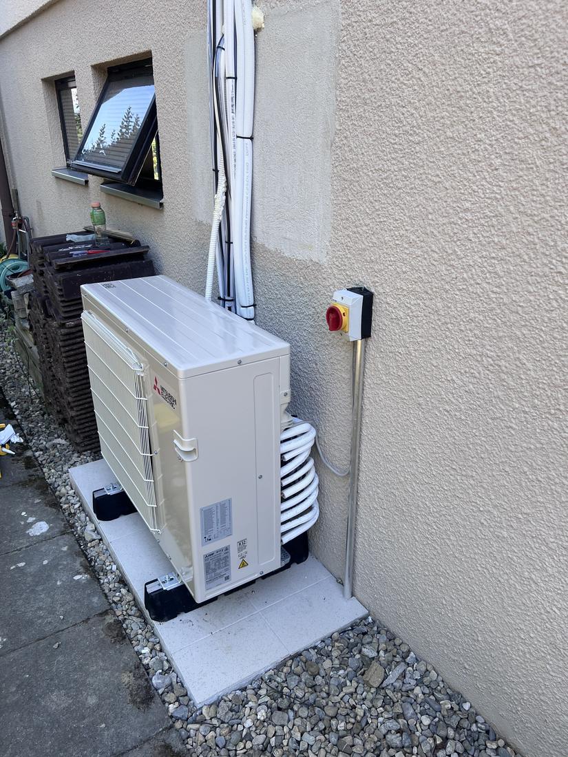 Groupe extérieur posé au sol sur dalle béton avec sectionneur de proximité