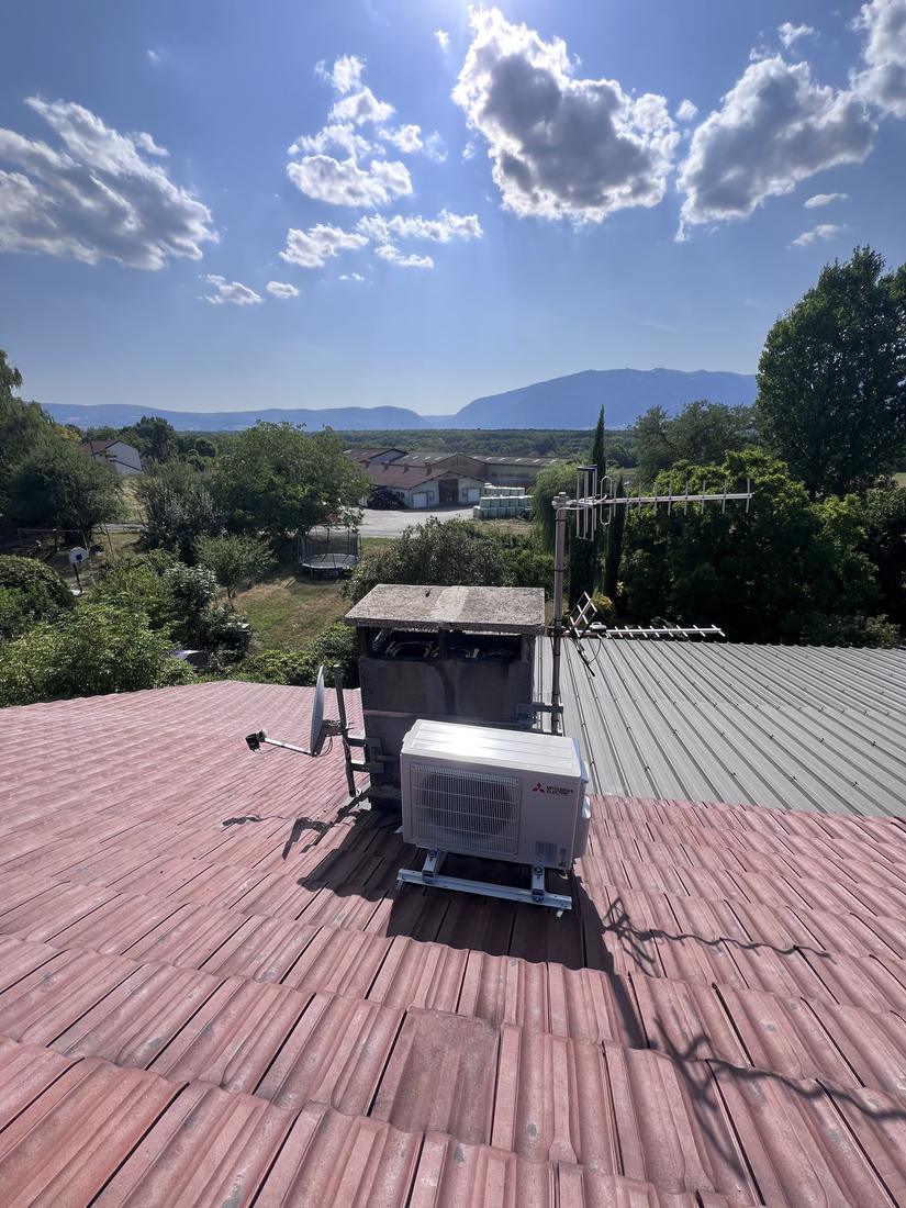 Groupe extérieur installé en toiture sur châssis, vue sur le Jura