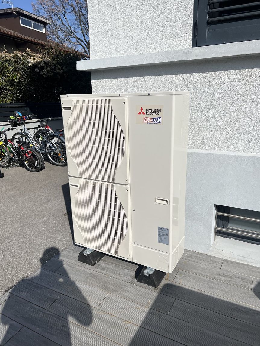 Groupe extérieur Mitsubishi Electric Zubadan posé sur plots antivibratiles le long d'une façade