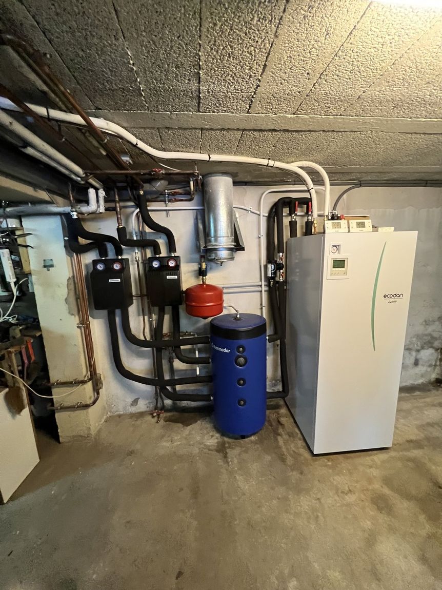 Module intérieur Ecodan Mitsubishi Electric, ballon tampon Thermador et deux groupes de circulation dans une cave