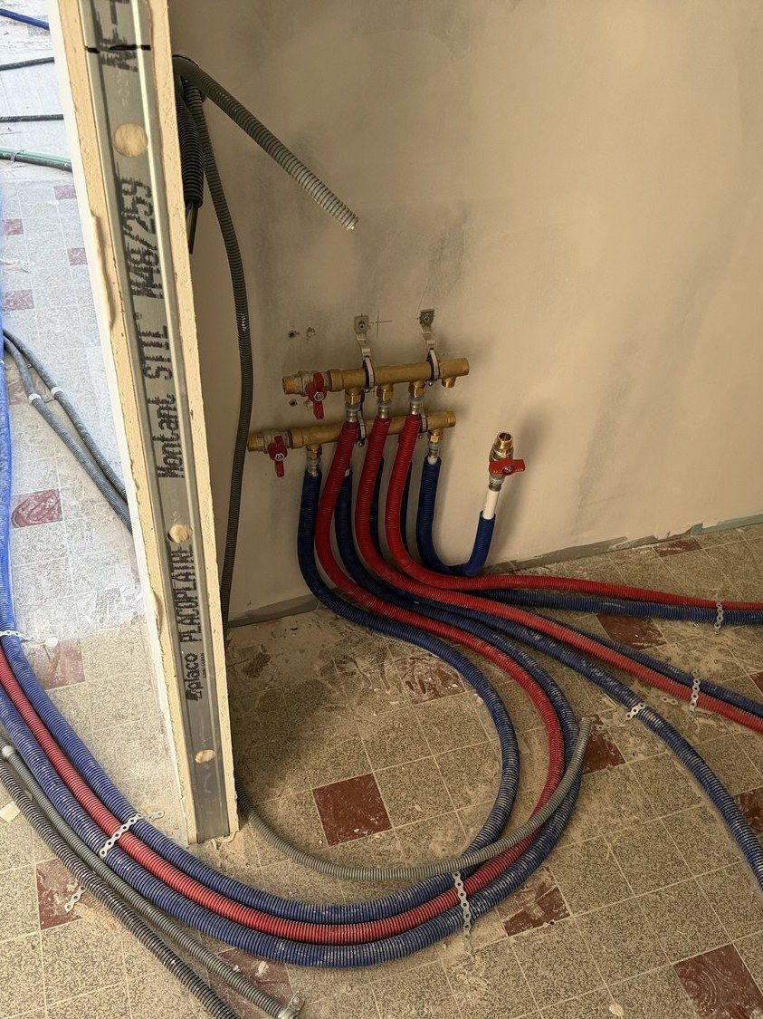 Nourrice laiton avec vannes d'arrêt et départs en PER gainé rouge et bleu