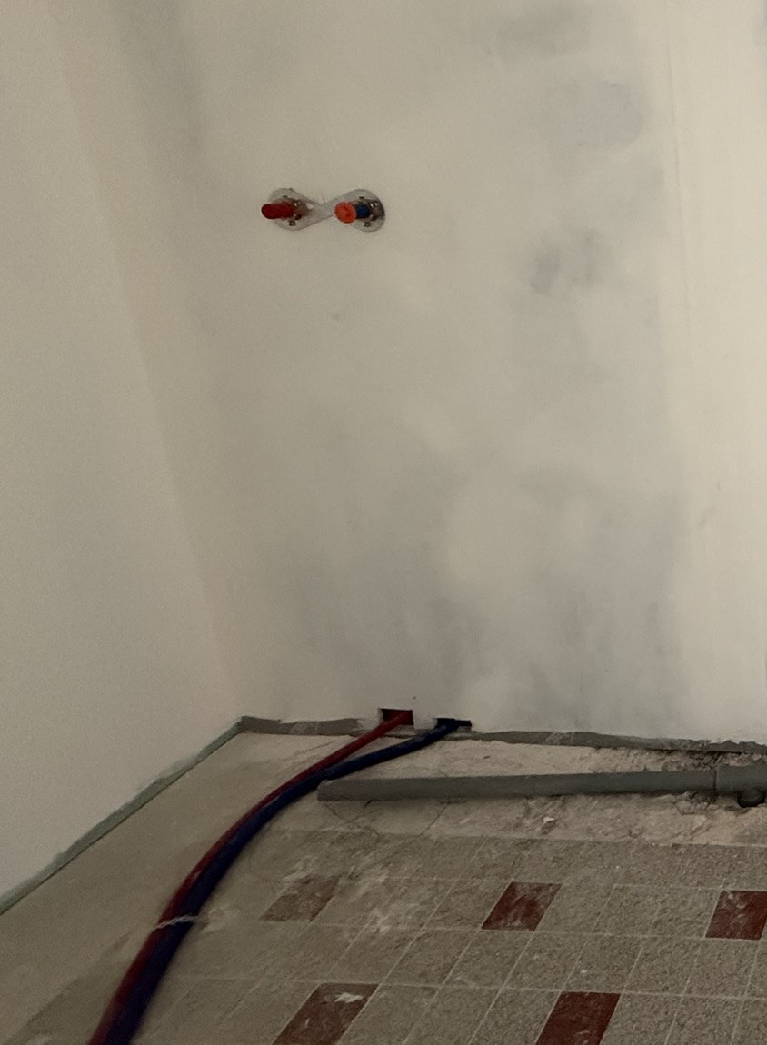 Platine de douche encastrée dans la cloison, alimentations PER gainé arrivant au sol