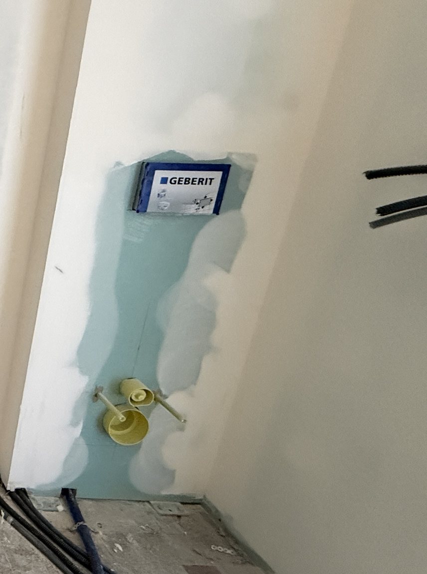 Bâti-support Geberit encastré pour WC suspendu, réservation de plaque de commande et sorties protégées, sur cloison hydrofuge